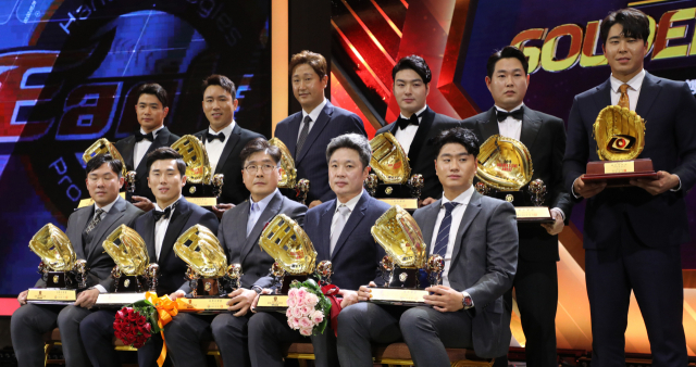 10일 KBO 골든글러브 시상식이 열린 코엑스 오디토리움에서 수상자들이 기념촬영하고 있다. 왼쪽 위부터 시계방향으로 외야수 두산 김재환, 롯데 전준우, 지명타자 롯데 이대호, 1루수 넥센 박병호, 포수 두산 양의지, 골든포토 SK 한동민, 클린베이스볼 두산 이영하, 외야수 넥센 이정후 대리수상 강병식 코치, 넥센 김하성 대리수상 코치 홍원기, 3루수 두산 허경민, 2루수 기아 안치홍. 연합뉴스