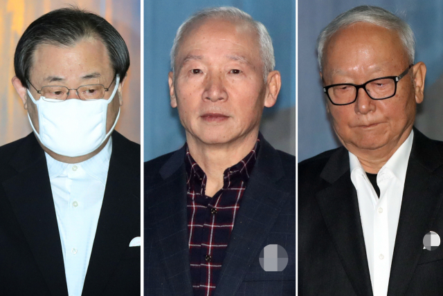 박근혜 정부의 청와대에 국가정보원 특수활동비를 상납한 혐의로 기소된 이병기(왼쪽부터), 남재준, 이병호 전 국정원장이 11일 서울 서초동 서울고등법원에서 열린 항소심 선고공판에 출석하며 각각 법정으로 향하고 있다. 연합뉴스