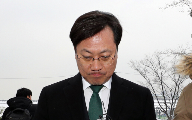 코레일 오영식 사장이 11일 오후 대전 동구 코레일 본사 앞에서 취재진 질의를 들으며 굳은 표정을 짓고 있다. 오 사장은 최근 잇따른 KTX 열차 사고의 책임을 지고 스스로 자리에서 물러났다. 연합뉴스