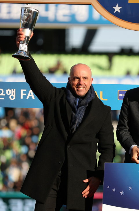 이달 8일 FA컵 우승 확정 뒤 대구FC 안드레 감독이 지도자상을 수상하고 있다. 연합뉴스