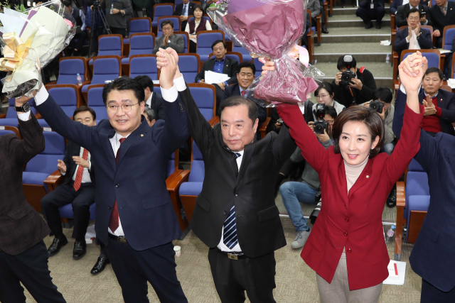 11일 오후 국회에서 열린 자유한국당 새 원내대표·정책위의장 선출을 위한 의원총회에서 새로운 원내대표로 선출된 나경원 의원이 당 지도부와 손을 맞잡고 있다. 오른쪽부터 나경원 신임 원내대표, 김병준 비대위원장, 정용기 신임 정책위의장. 연합뉴스