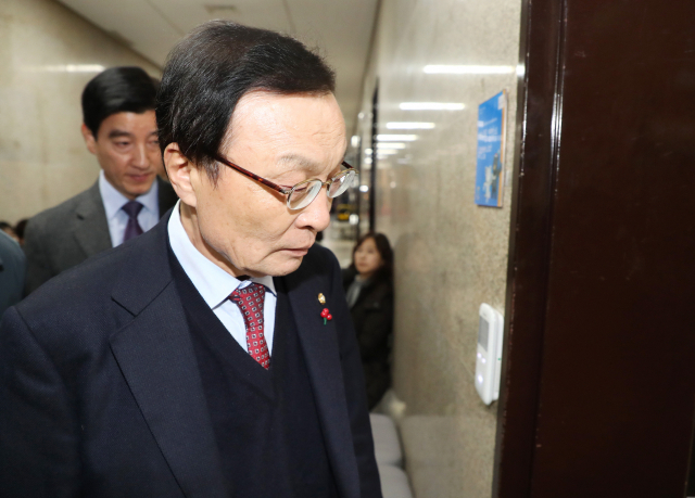 더불어민주당 이해찬 대표가 긴급 최고위원회의를 소집한 11일 오후 당대표 사무실로 들어가고 있다. 연합뉴스
