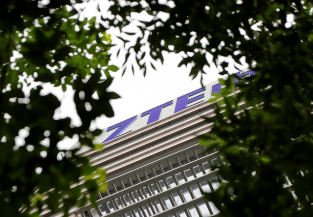 중국 베이징에 위치한 통신장비업체 ZTE(중싱통신) 연구개발센터 건물에 부착된 이 회사 로고. 지난 6월 촬영한 사진이다. 일본 정부가 정부 부처와 자위대 등이 사용하는 정보통신 기기에서 중국 화웨이나 ZTE의 제품을 배제하기로 했다고 요미우리신문이 7일 보도했다. 앞서 미국 정부는 지난 8월 안전보장 문제를 들며 정부 기관의 화웨이나 ZTE 제품 사용을 금지했으며 일본 등 동맹국들에도 자국의 방침에 동조해 달라고 요청한 바 있다. 연합뉴스