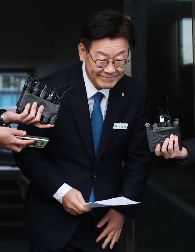 이재명 경기도지사가 11일 오후 경기도 수원시 경기도청에서 검찰의 수사결과 발표 관련 입장을 밝힌 후 청사로 들어가고 있다. 검찰은 이날 공직선거법상 허위사실공표 등 혐의를 받는 이 지사를 기소하고 부인 김 씨는 불기소 처분했다. 연합뉴스