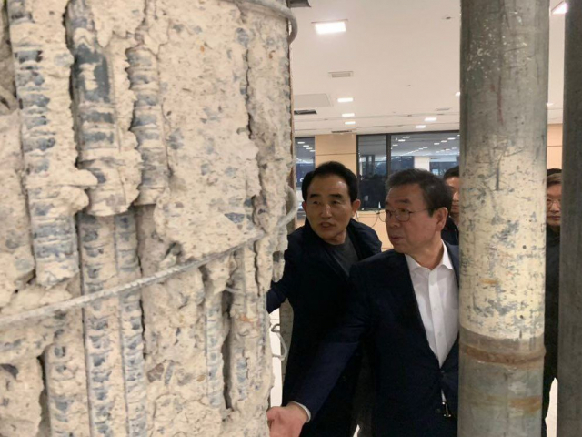 박원순 서울시장이 지난 11일 오후 붕괴위험 신고가 들어온 강남구의 한 오피스텔 균열 상태를 살펴보고 있다. 연합뉴스
