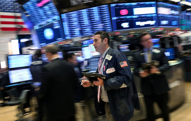11일(현지시간) 거래원들이 매매 활동 중인 미국 뉴욕증권거래소(NYSE) 입회장 모습. 이날 NYSE에서는 대중 무역협상 낙관론에도 미국 정부의 일시적인 폐쇄 우려로 다우존스 30 산업평균지수가 전장보다 53.02포인트(0.22%) 하락한 24,370.24에 거래를 마쳤다. 반면 스탠더드앤드푸어스(S＆P) 500 지수는 전장보다 0.94포인트(0.04%) 내린 2,636.78에, 기술주 중심의 나스닥 지수는 11.31포인트(0.16%) 상승한 7,031.83에 장을 마감하는 등 혼조세를 보였다. 연합뉴스