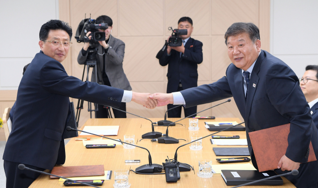 노태강 문화체육관광부 제2차관(오른쪽)이 2일 북측 개성 남북공동연락사무소에서 열린 남북체육분과회담에서 합의문을 교환한 뒤 원길우 북한 체육성 부상과 악수하고 있다. 남북은 2020년 도쿄하계올림픽을 비롯한 국제경기들에 공동을 진출하고, 단일팀 출전과 관련된 실무적 문제들을 합의하여 추진하기로 했다. 연합뉴스