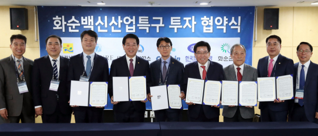 김영록 전남지사가 15일 화순 하니움센터에서 구충곤 화순군수, 앤드류 베일리 바이로슈어 대표, 정광덕 ㈜영사이언스 대표이사, 이완 ㈜큐리진 대표이사, 현병용 한국프라임제약㈜ 대표이사와 투자 협약식을 하고 있다. 의약품과 병원균의 안전성 시험, 난치성질환 치료제 개발, 치매치료제 개발, 기능성 화장품 개발에 4개 기업이 170억원을 화순백신산업특구에 투자한다. 연합뉴스