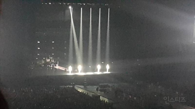 지난 2월 종현 사후에 열린 샤이니의 일본 오사카 교세라 돔 마지막 무대를 한 팬이 찍은 사진. 당일 일본에 발표된 신곡 공연 무대였는데, 중간에 종현의 자리를 비워둔 채 공연을 마쳤다. 