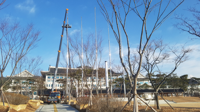 30m를 훌쩍 넘는 높이 탓에 깃발이 바람에 자주 찢어져 
