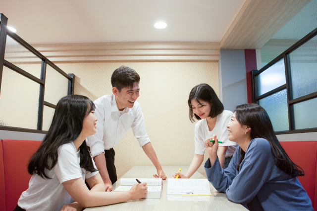 경일대학교는 자율주행차, 드론, 철도 등 4차산업혁명을 선도하는 대학으로 발돋음하고 있다. 대학도서관 내 스터디룸.