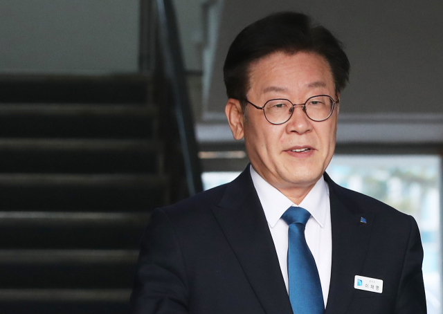 이재명 경기도지사가 11일 오후 경기도 수원시 경기도청에서 검찰의 수사결과 발표 관련 입장을 밝히기 위해 청사에서 나오고 있다. 검찰은 이날 공직선거법상 허위사실공표 등 혐의를 받는 이 지사를 기소하고 부인 김 씨는 불기소 처분했다. 연합뉴스