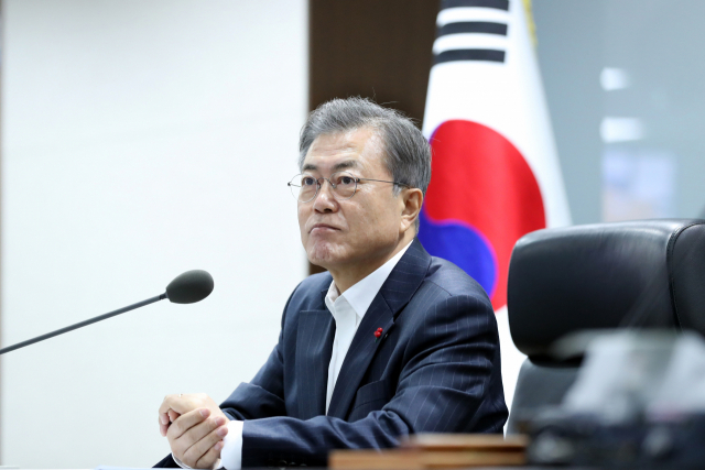 문재인 대통령이 12일 오후 국가위기관리센터에서 국방부와 합동참모본부로부터 이날 실시된 비무장지대(DMZ) 내 시범철수 GP(감시초소)에 대한 남북 상호검증 진행 경과를 보고받고 있다. 연합뉴스