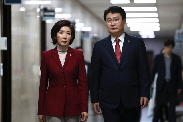 지난 11일 오후에 열린 의원총회에서 새롭게 선출된 자유한국당 나경원 신임 원내대표와 정용기 신임 정책위의장이 의원총회 직후 국회에서 열린 기자회견을 위해 회견장으로 이동하고 있다. 연합뉴스