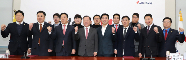 자유한국당 김병준 비상대책위원장(가운데)이 12일 오후 국회에서 열린 시·도당 청년위원장 임명장 수여식에서 참석자들과 파이팅하고 있다. 연합뉴스