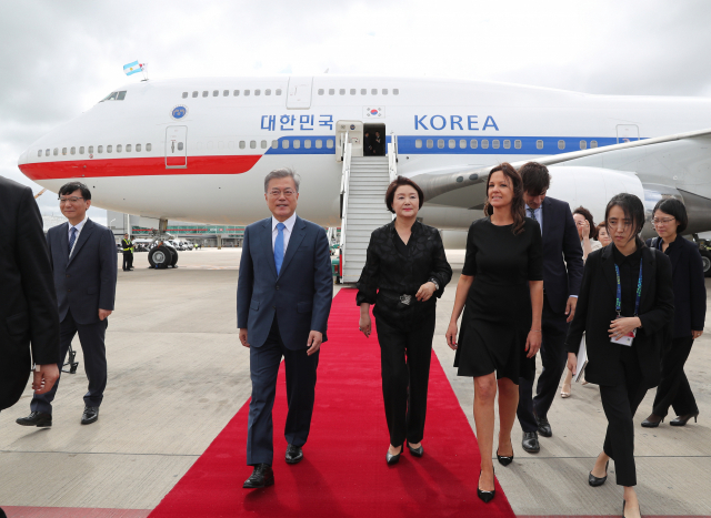 G20(주요 20개국) 정상회의에 참석하는 문재인 대통령과 부인 김정숙 여사가 29일 오전(현지시간) 아르헨티나 부에노스아이레스 에세이사 국제공항에 도착 후 공항을 나서고 있다. 연합뉴스