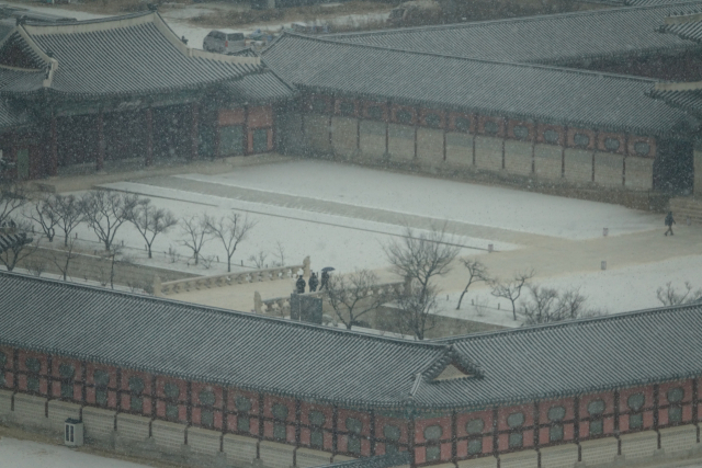 눈이 내리는 13일 오전 서울시 종로구 경복궁에 눈이 내리고 있다. 연합뉴스