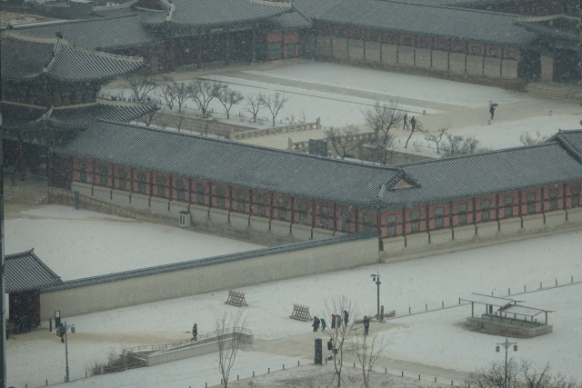 눈이 내리는 13일 오전 서울시 종로구 경복궁에 눈이 내리고 있다. 연합뉴스