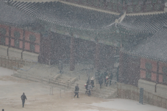 눈이 내리는 13일 오전 서울시 종로구 경복궁에 눈이 내리고 있다. 연합뉴스