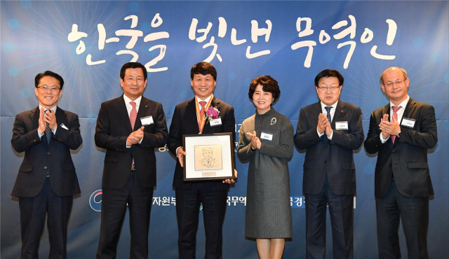 산업통상자원부와 한국무역협회는 올해의 무역인으로 서태일(왼쪽 세 번째) (주)에스티아이 대표를 뽑았다.
