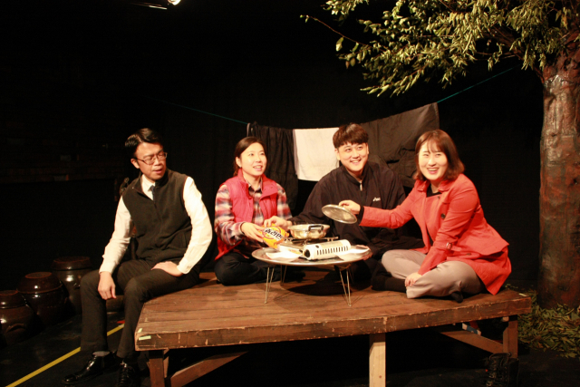 이 작품에서 실제 라면을 끓여먹는 장면. 관객들에겐 참기 힘든 먹방의 유혹이다. 극단 온누리 제공