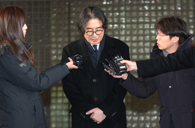 횡령·배임 등 경영비리 혐의로 재판에 넘겨져 이호진 전 태광그룹 회장이 12일 오전 서울 서초구 서울고등법원에서 열린 2차 파기환송심 1회 공판에 출석, 법정을 나서며 취재진의 질문을 받고 있다. 연합뉴스