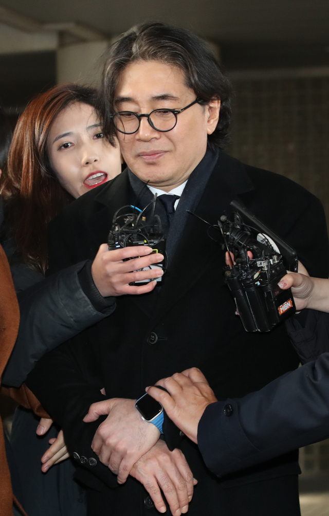 횡령·배임 등 경영비리 혐의로 재판에 넘겨져 이호진 전 태광그룹 회장이 12일 오전 서울 서초구 서울고등법원에서 열린 2차 파기환송심 1회 공판에 출석, 법정을 나서며 취재진의 질문을 받고 있다. 연합뉴스