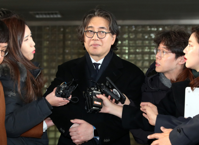 횡령·배임 등 경영비리 혐의로 재판에 넘겨져 이호진 전 태광그룹 회장이 12일 오전 서울 서초구 서울고등법원에서 열린 2차 파기환송심 1회 공판에 출석, 법정을 나서며 취재진의 질문을 받고 있다. 연합뉴스