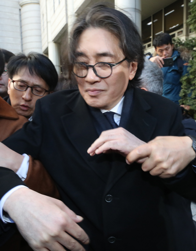 횡령·배임 등 경영비리 혐의로 재판에 넘겨져 이호진 전 태광그룹 회장이 12일 오전 서울 서초구 서울고등법원에서 열린 2차 파기환송심 1회 공판에 출석한 뒤 법정을 나서고 있다. 연합뉴스