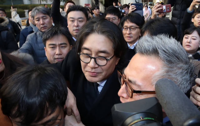 횡령·배임 등 경영비리 혐의로 재판에 넘겨져 이호진 전 태광그룹 회장이 12일 오전 서울 서초구 서울고등법원에서 열린 2차 파기환송심 1회 공판에 출석한 뒤 법정을 나서고 있다. 연합뉴스