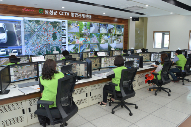 CCTV 통합관제센터에서 40여 명의 모니터 요원이 지역 내 1천400여 대의 CCTV를 통해 취약시설을 모니터링하고 있다. 달성군 제공