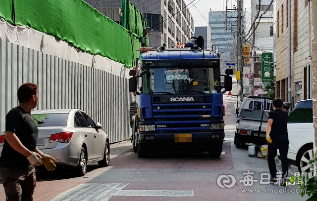 대구 남구 대명동의 한 아파트 공사 현장 옆 도로. 10t 이상 화물 차량 진입이 금지된 이 도로에 대형화물차가 수시로 진입해 인근 주민들이 불편을 호소하고 있다. 독자 양우석씨 제공