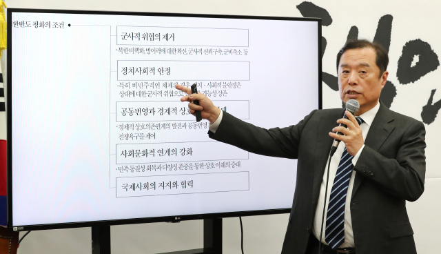 자유한국당 김병준 비상대책위원장이 13일 오후 국회에서 열린 평화이니셔티브 관련 기자간담회에서 