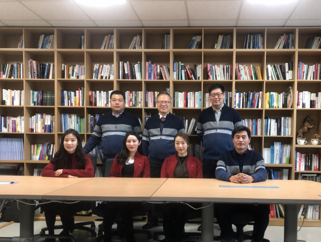 산업통산자원부로부터 구미 최초 기술거래기관으로 지정된 (주)비즈니움 임직원들.