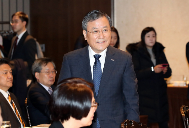 대구경북과학기술원(DGIST) 총장 재임 시 비위 의혹을 받는 신성철 한국과학기술원(KAIST) 총장이 14일 서울 서초구 양재동 엘타워에서 열린 카이스트 이사회에 입장하고 있다. 이사회는 이날 신 총장에 대한 직무정지안 결정을 유보했다. 연합뉴스