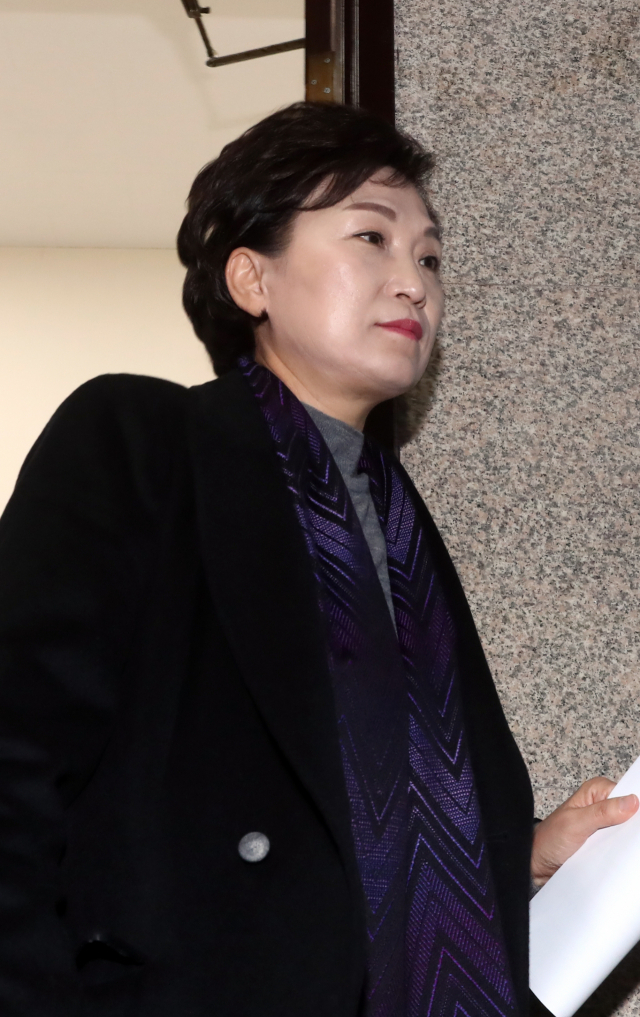김현미 국토교통부 장관이 14일 국회 더불어민주당 대표실에서 열린 당정회의에서 카풀 관련 논의를 마치고 회의장을 나서고 있다. 연합뉴스