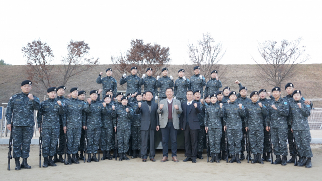 경운대 군사학과 5기 졸업생들이 전원 장교 임관을 확정, 화이팅을 다짐하고 있다. 경운대 제공