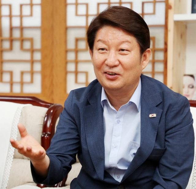 권영진 대구시장이 13일 내년 경북도로 옮길 문화관광체육국장에게 승진 인센티브를 제시해 관심이 쏠리고 있다. 대구시 제공