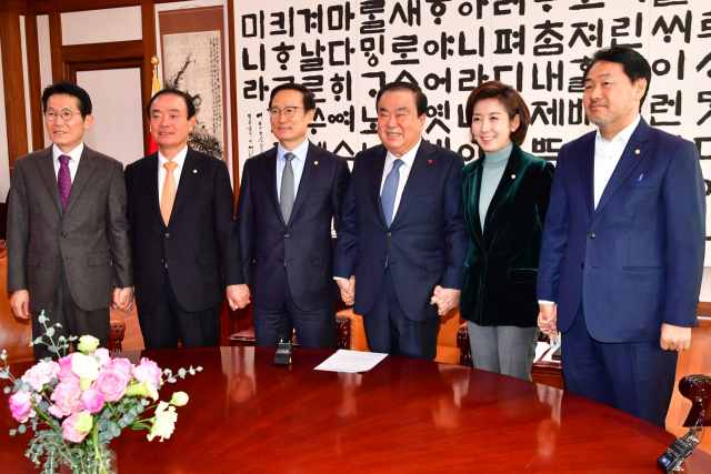 문희상 국회의장이 14일 오전 국회에서 더불어민주당 홍영표, 자유한국당 나경원 원내대표 등 5개 정당 원내대표들과 회동하고 있다. 원탁 왼쪽부터 정의당 윤소하 원내대표, 민주평화당 장병완 원내대표, 더불어민주당 홍영표 원내대표, 문희상 의장, 자유한국당 나경원 원내대표, 바른미래당 김관영 원내대표. 연합뉴스