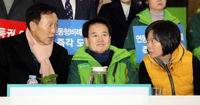바른미래당 손학규(왼쪽부터), 민주평화당 정동영, 정의당 이정미 대표가 14일 국회 로텐더홀에서 열린 야3당 연동형 비례대표제 촉구 집회에서 대화하고 있다. 연합뉴스