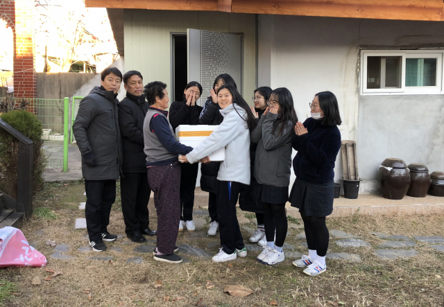 경산 하양여고 학생들과 교사들이 14일 오후 손수 담근 김장김치를 하양지역의 한 홀몸노인 가정을 방문해 전달하고 있다. 김진만 기자