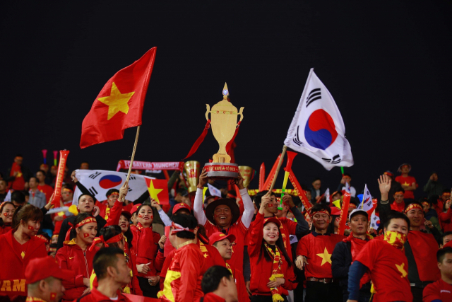 15일 베트남 하노이 미딘경기장에서 열린 2018 아세안축구연맹 스즈키컵 베트남-말레이시아 결승 2차전에서 베트남 팬들이 베트남 국기와 태극기를 흔들며 응원하고 있다. 연합뉴스