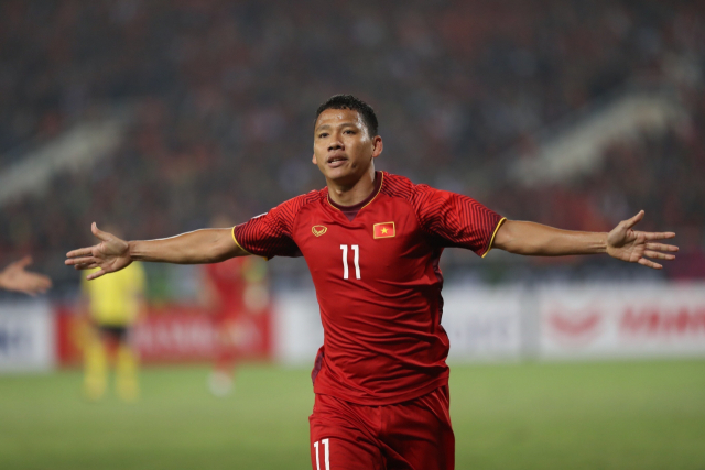 15일 오후 베트남 하노이의 미딘 국립경기장에서 열린 베트남과 말레이시아의 2018 아세안축구연맹(AFF) 스즈키컵 결승 2차전에서 베트남 응우옌 안둑이 첫 골을 넣은 뒤 환호하고 있다. 연합뉴스
