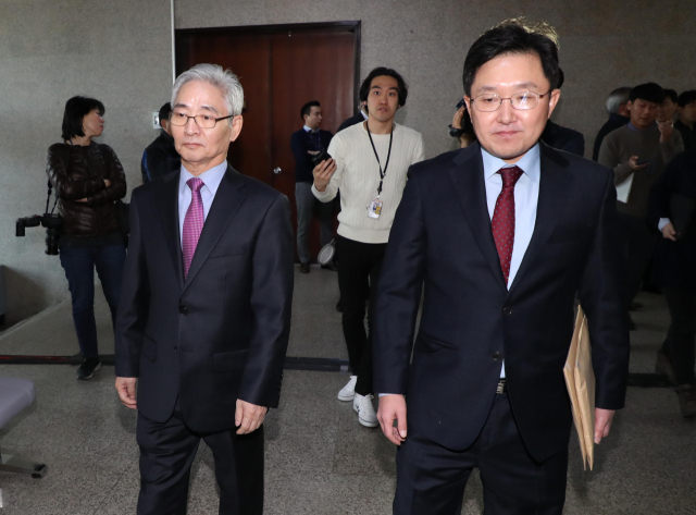 15일 오후 국회에서 열린 자유한국당 비대위회의에 참석하기위해 자유한국당 김용태 조직강화특별위원회 위원장(오른쪽)과 이진곤 조강특위 외부위원이 회의장으로 이동하고 있다. 연합뉴스