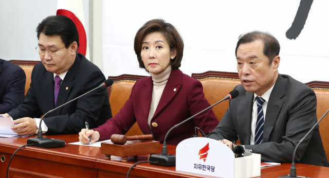 자유한국당 김병준 비상대책위원장(오른쪽)이 13일 오전 국회에서 열린 비상대책위원회의에서 발언하고 있다. 가운데는 나경원 신임 원내대표. 연합뉴스