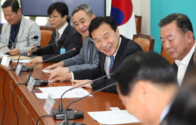 바른미래당 손학규 대표가 5일 국회에서 열린 (사)학력인정초중고등학교 전국연합회 회장단과 간담회에서 인사말을 하고 있다. 연합뉴스