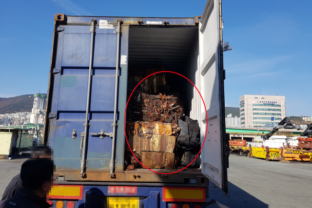 부산본부세관이 지난달 15일 부산 북항에서 하역해 부산신항으로 이동하려던 컨테이너에서 시가 1천900억원 상당 코카인 63.88㎏을 발견했다고 17일 밝혔다. 이는 부산항 개항 이래 최대 규모로 적발된 코카인이다. 코카인은 동 스크랩 속에 숨겨진 검은 가방에 들어있었다. 연합뉴스