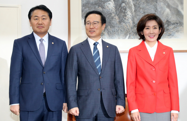 더불어민주당 홍영표(가운데), 자유한국당 나경원(오른쪽), 바른미래당 김관영 원내대표가 17일 국회에서 열린 교섭단체 회동에 참석해 있다. 연합뉴스