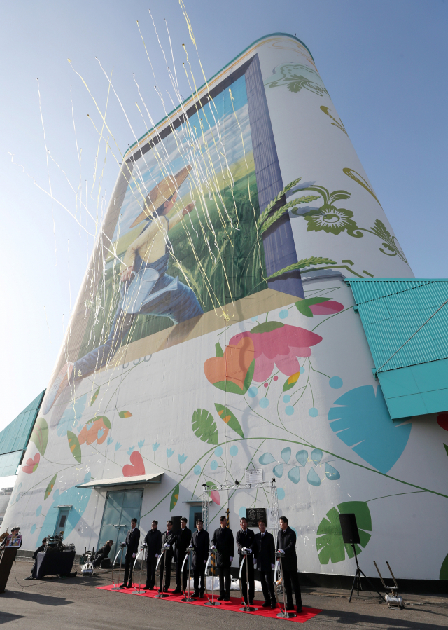 17일 오전 인천시 중구 인천항 7부두 내 사일로(Silo·곡식저장시설)에서 열린 