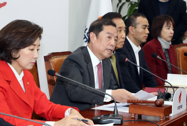 자유한국당 김병준 비상대책위원장이 17일 국회에서 열린 비상대책위원회 회의에서 발언하고 있다. 연합뉴스
